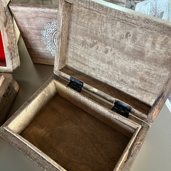 Wood carved box - Picture 2 of 5